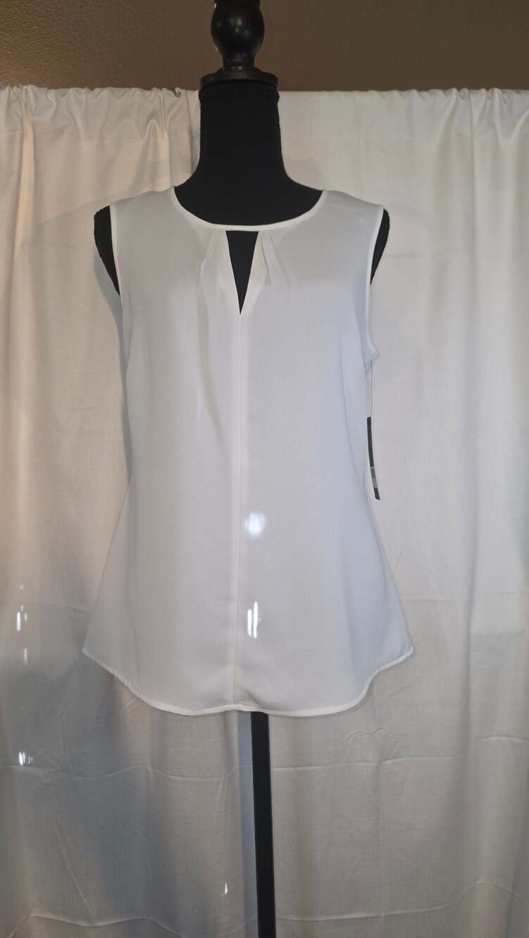 Nic+Zoe Easy Keyhole Sleeveless Blouse in Paper White - Picture 2 of 7